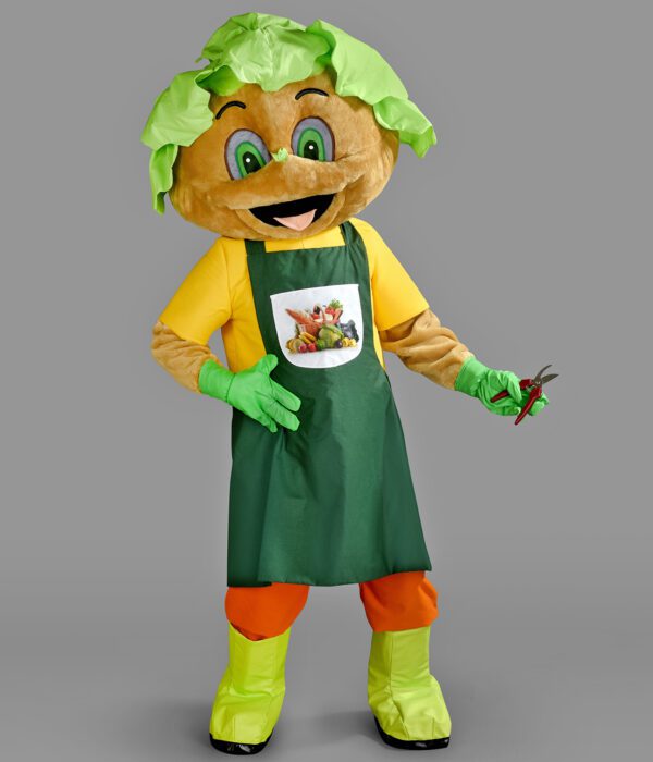 Notre mascotte “Jardinier Légume” affiche un visage souriant coiffé d’un chapeau en forme de salade, avec une tête originale en forme de légume, symbole de nature et de soin.