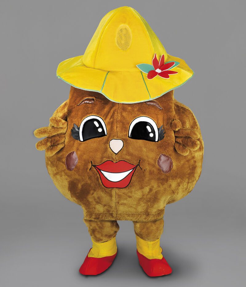 Notre mascotte “Pomme de Terre”, coiffée d’un chapeau sympathique, se distingue par son aspect simple et chaleureux, symbole de robustesse et d’authenticité.