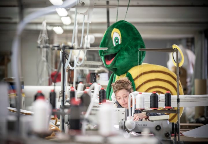 FRANCE - PUY DE DOME - CHABRELOCHE - 17/11/22 - AUVERGNE JOUET. Dernier fabricant Francais de mascotte en peluche ayant resiste a la concurrence asiatique. - Photographie deÊJerome CHABANNE / Hans Lucas