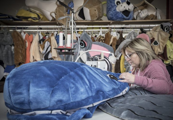 FRANCE - PUY DE DOME - CHABRELOCHE - 17/11/22 - AUVERGNE JOUET. Dernier fabricant Francais de mascotte en peluche ayant resiste a la concurrence asiatique. - Photographie deÊJerome CHABANNE / Hans Lucas