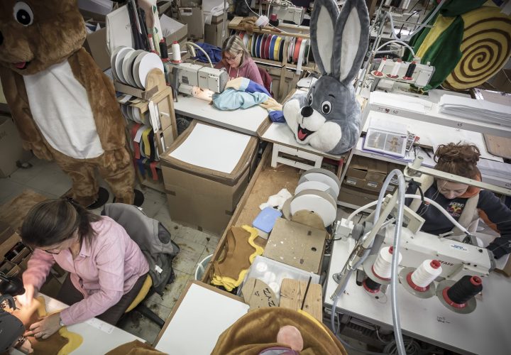 FRANCE - PUY DE DOME - CHABRELOCHE - 17/11/22 - AUVERGNE JOUET. Dernier fabricant Francais de mascotte en peluche ayant resiste a la concurrence asiatique. - Photographie deÊJerome CHABANNE / Hans Lucas